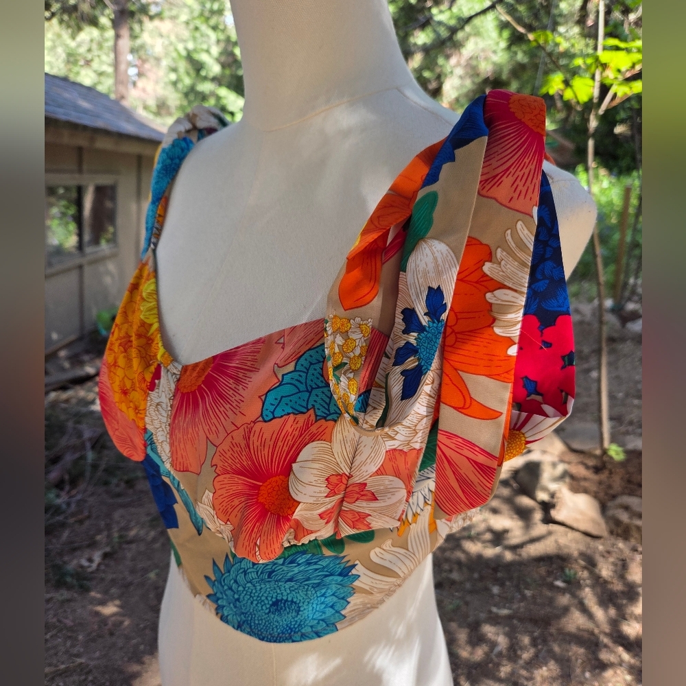 SHEIN Multicolor Floral Tropical Vacation Tie-Shoulder Sweetheart Crop Top - Picture 3 of 5